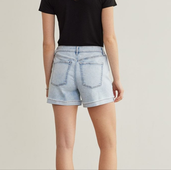 Mid-rise denim short - Picture 2 of 5